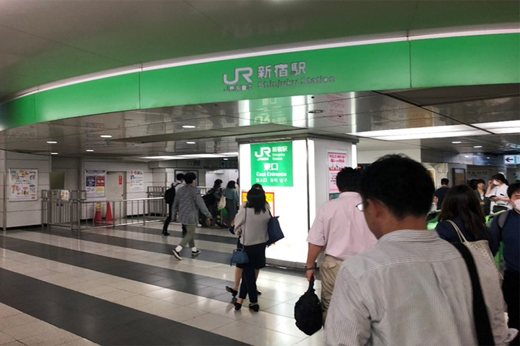 JR新宿駅東口に出ます。