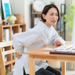 お尻から足のしびれは坐骨神経痛かも？原因と対処法