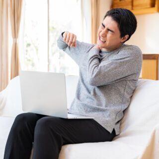 気づいたら背中が丸い人へ｜猫背セルフチェック