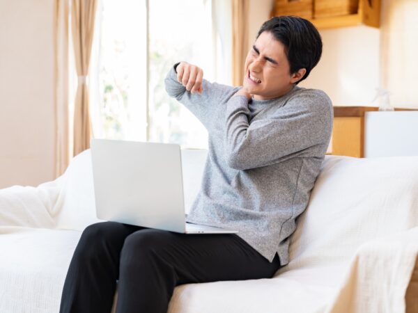 気づいたら背中が丸い人へ｜猫背セルフチェック