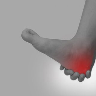 そのかかとの痛み、踵部脂肪体炎かも？足底筋膜炎との違い