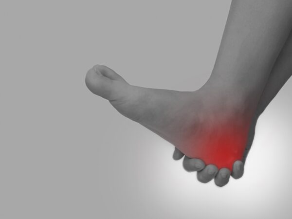 そのかかとの痛み、踵部脂肪体炎かも？足底筋膜炎との違い