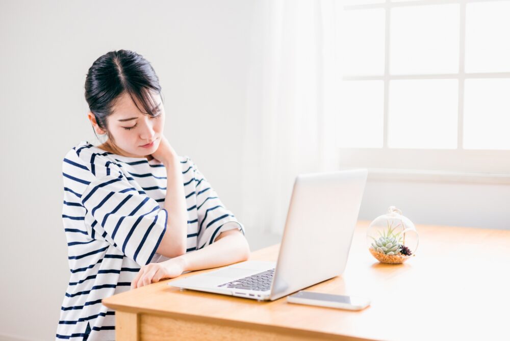 ストレートネックの原因と症状｜首こり・頭痛が続く方へ