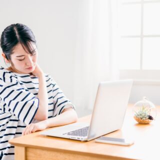ストレートネックの原因と症状｜首こり・頭痛が続く方へ