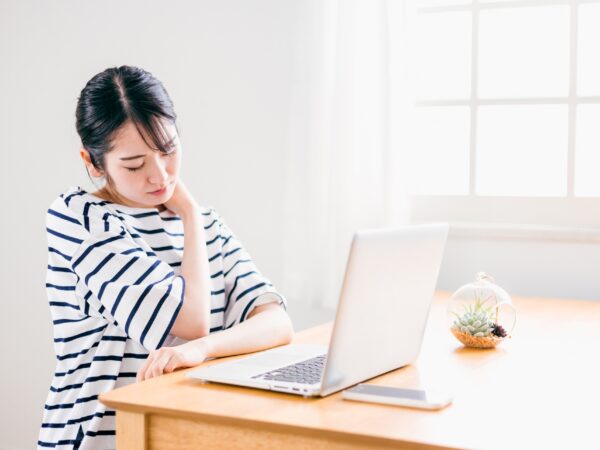 ストレートネックの原因と症状｜首こり・頭痛が続く方へ