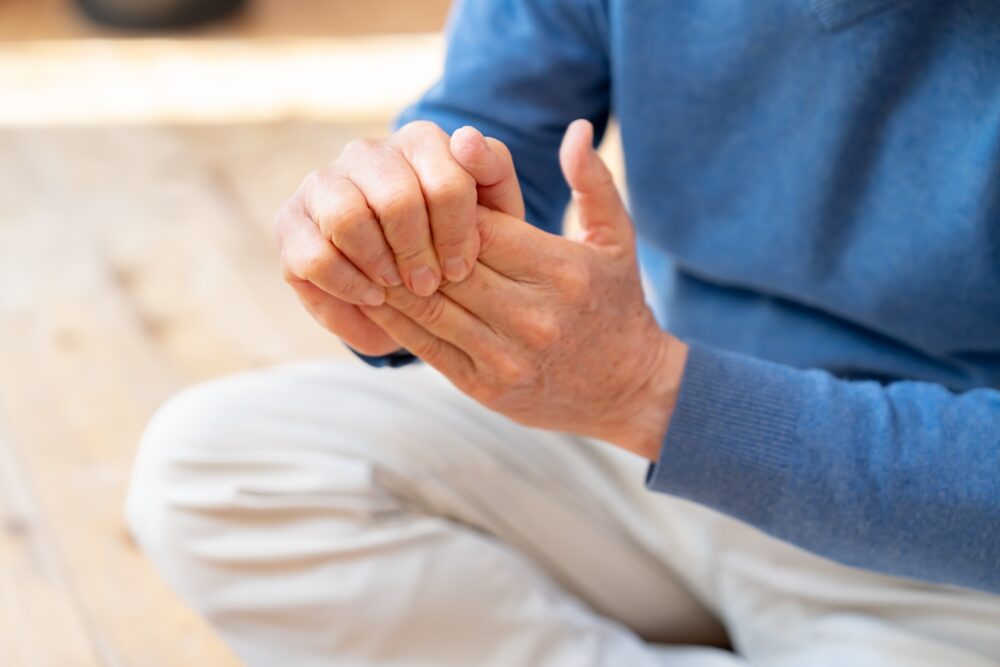 指がカクッとする・こわばる…それ、ばね指のサインかもしれません