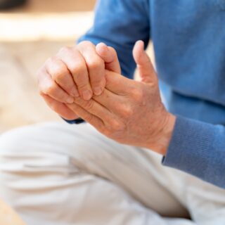 指がカクッとする・こわばる…それ、ばね指のサインかもしれません