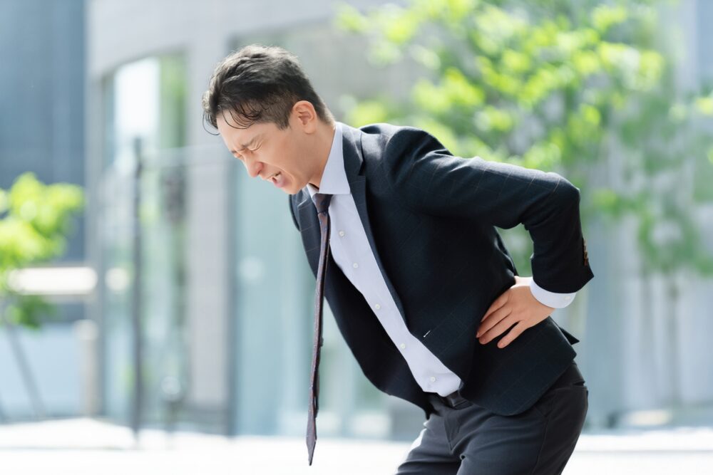 ぎっくり腰は突然じゃない？原因と正しい対処法を解説