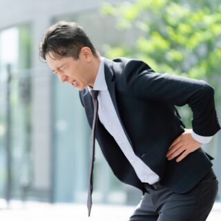 ぎっくり腰は突然じゃない？原因と正しい対処法を解説
