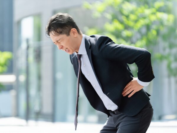 ぎっくり腰は突然じゃない？原因と正しい対処法を解説