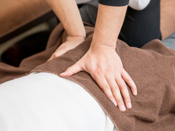 「骨盤が歪んでる」は本当？整体で考える身体のバランス