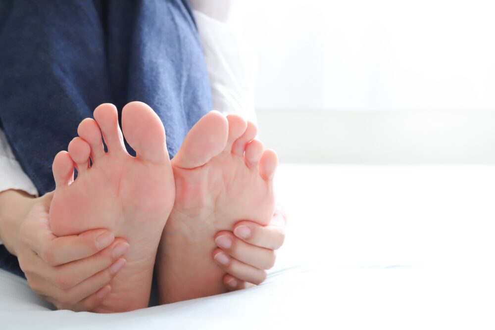 「私って偏平足？」土踏まずが低くなる原因と、身体への影響について