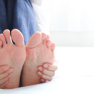 「私って偏平足？」土踏まずが低くなる原因と、身体への影響について