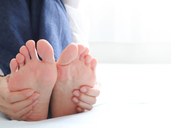 「私って偏平足？」土踏まずが低くなる原因と、身体への影響について